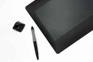 professionele grafische tablet met gedigitaliseerde pen. geïsoleerd op een witte achtergrond. hoge resolutie foto. foto