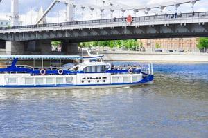 rusland, moskou, 24 mei 2021 boot op de rivier de moskou onder de krimbrug foto