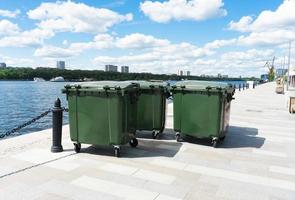 afvalcontainers bij het noordelijke rivierstation bij de dijk. scheiden van huisvuil. zorg voor het milieu. foto