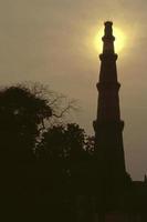 qutub minar bij zonsondergang foto