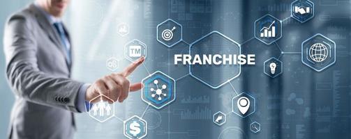 zakenman hand aanraken inscriptie franchise marketingsysteem foto