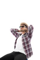 jonge hipster man in koptelefoon met smartphone geïsoleerd op de witte achtergrond. foto