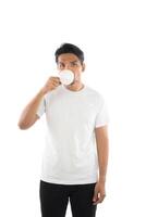 portret van een jonge man met een kopje koffie geïsoleerd op een witte achtergrond. foto