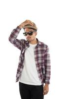 portret van jonge hipster man hoed aanpassen met hoofd op camera op geïsoleerde over witte studio achtergrond. foto