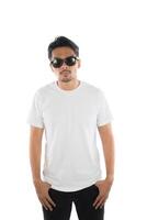 wit t-shirt op een jonge hipster man geïsoleerde witte achtergrond. foto
