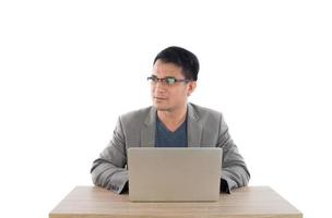 portret van zakenman met laptop geïsoleerd op een witte achtergrond. foto