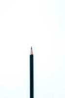 een zwart potlood met platliggend schot op de witte achtergrond, portretmodus en minimalistisch foto