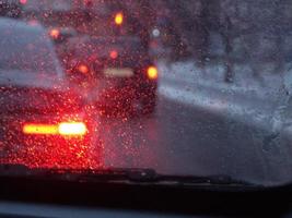 zicht op de weg vanuit de auto in de winter foto