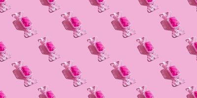 transparante snoep vormige doos met zoete hart lolly's met harde schaduw op roze achtergrond met kopie ruimte. het concept van Valentijnsdag, Moederdag. banier foto