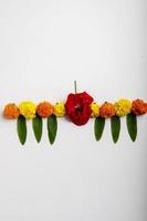 goudsbloem bloem rangoli ontwerp voor diwali festival, Indiase festival bloemdecoratie foto