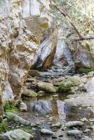 zonovergoten veelkleurige rotsen van avakas-kloof in cyprus. foto