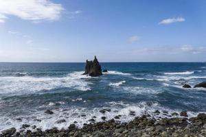 zwart zandstrand in spanje op het eiland tenerife. foto