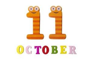 11 oktober op een witte achtergrond, cijfers en letters. foto