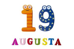 19 augustus. afbeelding van 19 augustus, close-up van cijfers en letters op een witte achtergrond. foto