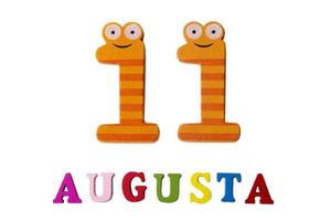 11 augustus. afbeelding van 11 augustus, close-up van cijfers en letters op witte achtergrond. foto