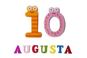 10 augustus. afbeelding van 10 augustus, close-up van cijfers en letters op witte achtergrond. foto