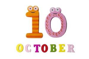 10 oktober, op een witte achtergrond, cijfers en letters. foto