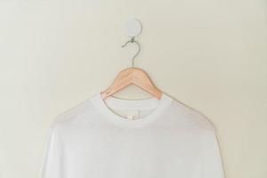 t-shirt hangend met houten hanger foto