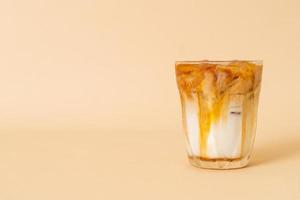 karamel macchiato koffie in glas foto