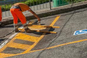 zorzone italy 2019 strips voor gehandicaptenparkeerplaats foto