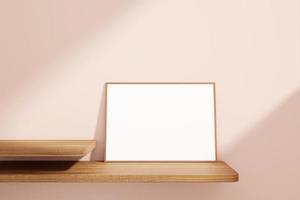 minimalistische en schone horizontale houten poster of fotolijstmodel op de houten tafel die tegen de kamermuur leunt foto