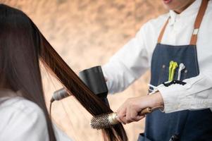 vrouw cliënt persoon met een proces om een behandeling een haar te maken met kapper in schoonheidssalon foto