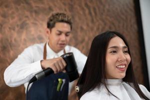 vrouw cliënt persoon met een proces om een behandeling een haar te maken met kapper in schoonheidssalon foto