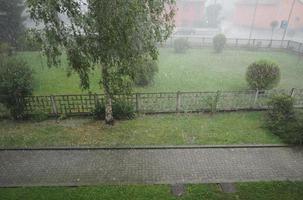 zware regen en hagel foto