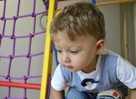 mooie babyjongen met kindgezicht poseren fotograaf foto