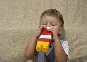 mooie babyjongen met kindgezicht poseren fotograaf foto