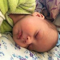 slapende babyjongen met kinderkleding poseren fotograaf voor kleurenfoto foto