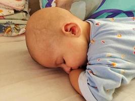slapende babyjongen met kinderkleding poseren fotograaf voor kleurenfoto foto