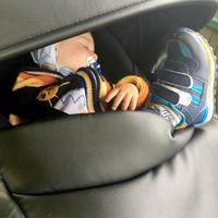 slapende babyjongen met kinderfopspeen poseren fotograaf voor kleurenfoto foto