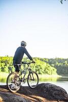 atleten die met de fiets op de bergen staan foto