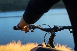 fietser op de bergtop van het meer, extreem en avontuurlijk leven. foto