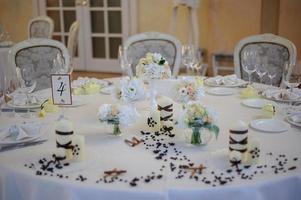 mooie bloemen op tafel in trouwdag foto