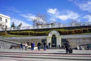 Sevastopol, Crimea-16 maart 2015 - stedelijk landschap met uitzicht op de waterkant en attracties. mensen lopen op een zonnige dag. foto