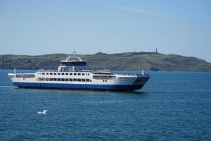 kerch, krim-17 juni 2016 -zee vrachtwagen veerboot op blauwe zee achtergrond foto