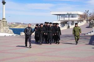 Sevastopol, Crimea-16 maart 2015- jonge cadetten maritieme school, toekomstige zeilers zijn aan de waterkant van de stad op een koude dag. foto