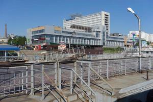 Novosibirsk, Rusland-16 juli 2018 - stadslandschap met uitzicht op het rivierstation. foto