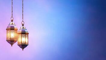 twee lampen hangende van kettingen Aan een blauw achtergrond foto