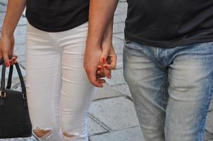 onherkenbare man en vrouw hand in hand foto