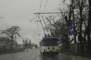 Simferopol, Crimea - 12 maart 2015 - een oude trolleybus op de stadsstraat. de langste trolleybusroute van Europa. foto