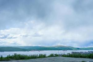 landschap met uitzicht op de kola-baai. Moermansk, Rusland foto