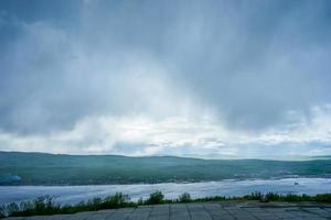 landschap met uitzicht op de kola-baai. Moermansk, Rusland foto