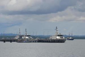 patrouille militaire boten die aanmeren bij het marinedok foto