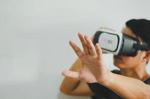 virtuele ervaring. opgewonden vr-headset dragen, lucht aanraken tijdens het spelen van videogames, ruimte kopiëren foto