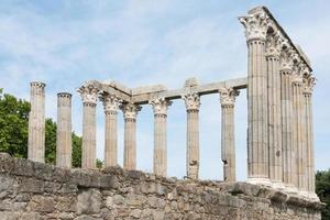 weergave van de Romeinse tempel in evora, portugal van onderen. geen mensen, blauwe lucht. foto