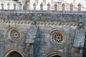 prachtige ramen met verschillende ontwerpen in de evora-kathedraal, portugal foto