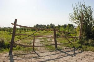 oud verlaten houten hek op de boerderij foto